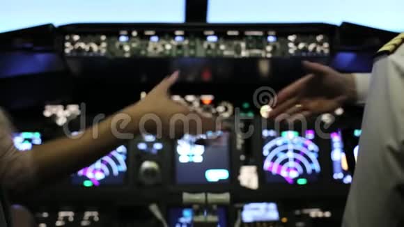 男女在客机驾驶舱握手视频的预览图