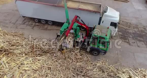 一辆装有机械手的卡车将木柴装入碎纸机中用作木柴一辆装有生物燃料的卡车生物燃料视频的预览图