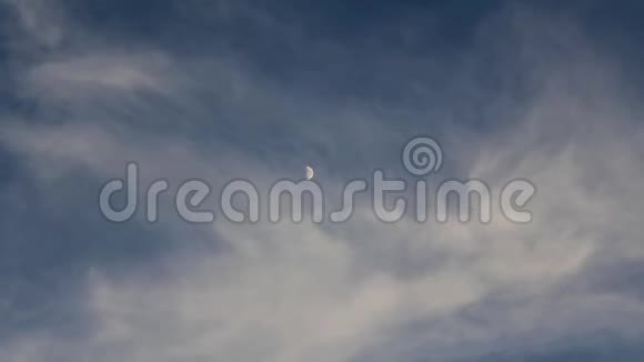 夜空中的云与月亮视频的预览图