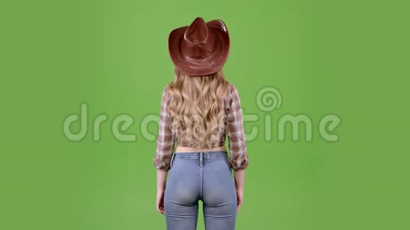 女孩站在她的背上转过身来打招呼绿色屏幕视频的预览图