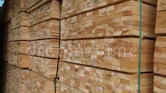 木材加工木材仓库仓库里的一排排木条现代化的大仓库视频的预览图