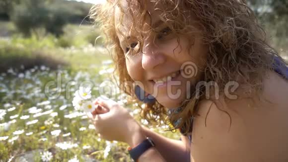 大自然雏菊花中的年轻女子视频的预览图