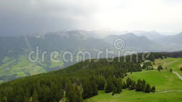 多云天气下山谷针叶林的俯视图行动绿色森林全景图片视频的预览图