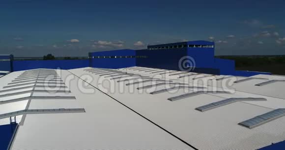 一个大企业的白色屋顶一个巨大的白色屋顶从空中一个工厂的屋顶飞行视频的预览图