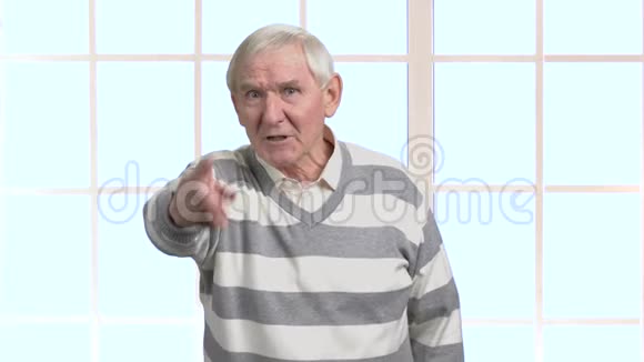 愤怒的老人正在争吵和手势视频的预览图