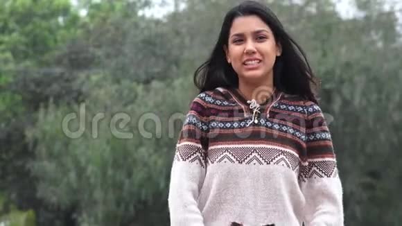拉丁裔女孩谈论穿着汗水和寒冷的天气视频的预览图