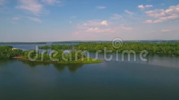 全景从空中拍摄河上有绿色岛屿的人在独木舟上视频的预览图