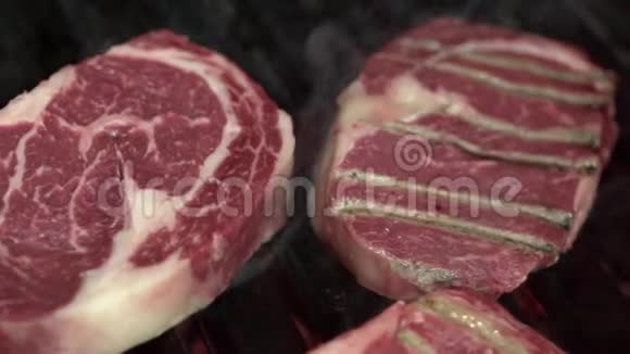 烤架上的红肉特写行动一块块多汁的大理石肉在敞开的黑色烤架上油炸多汁的食物视频的预览图