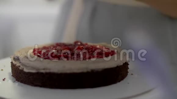 女人的手把奶油蛋糕放在巧克力饼干上视频的预览图