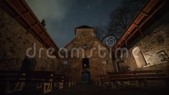 在历史悠久的教堂废墟上的星夜视频的预览图