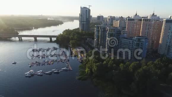 乌克兰基辅游艇俱乐部地铁桥和里维埃拉河滨住宅区的鸟瞰图视频的预览图