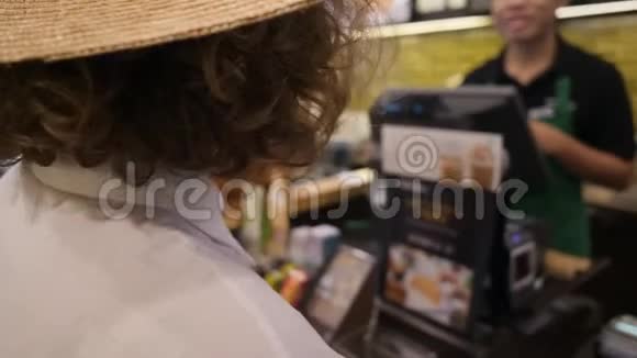 年轻的女游客在咖啡店柜台点餐4K视频的预览图