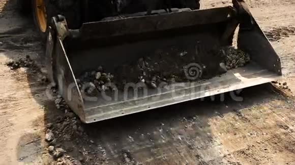 装载泥土的装载机视频的预览图