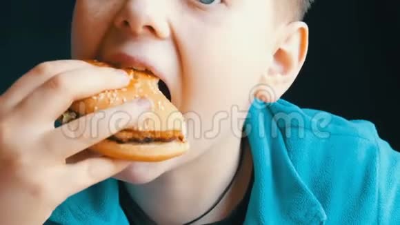 在快餐店里十几岁的孩子轮流吃汉堡包和油炸鸡翅视频的预览图