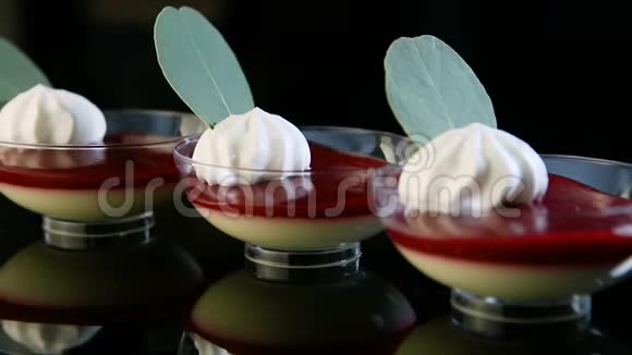 玻璃碗中黑莓Panakota甜点的宏观视野视频的预览图