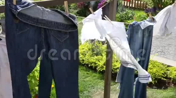 裤子毛巾麻布洗后挂在树间的绳子上在花园里晒干视频的预览图