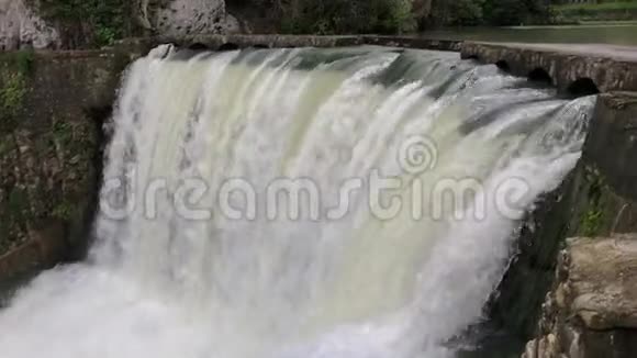 在瀑布的近景中水迅速地倒了下来视频的预览图