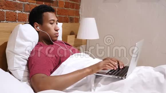 晚上躺在床上的非洲年轻人聊天视频的预览图
