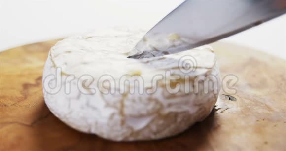 奶酪被刀切了视频的预览图