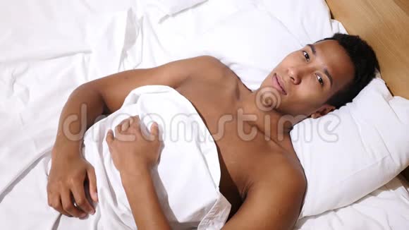 非裔美国人在床上放松在镜头中寻找视频的预览图