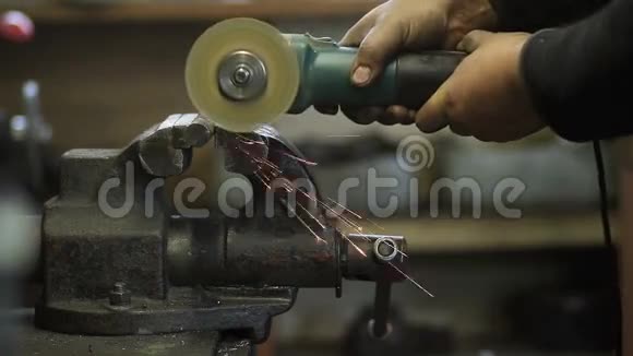 工人切割圆锯金属工件视频的预览图