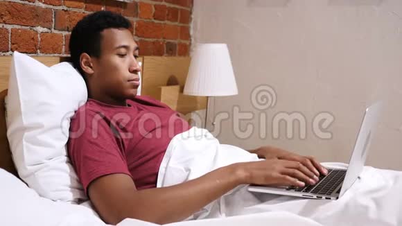 紧张和头痛沮丧的非洲男人在笔记本电脑上工作楼梯视频的预览图