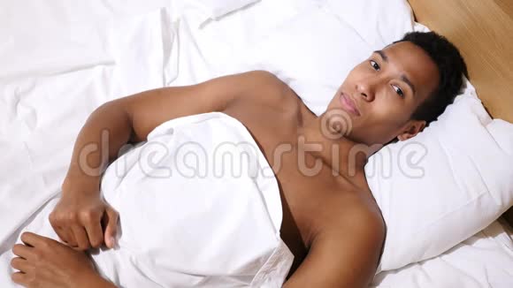 躺在床上的快乐非洲男人竖起大拇指视频的预览图