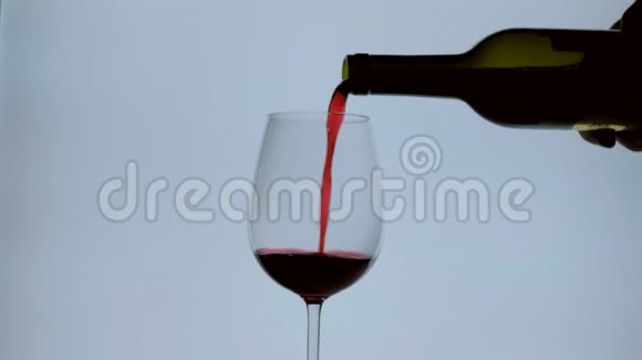 电影摄影圈把红酒从瓶子里倒入酒杯视频的预览图