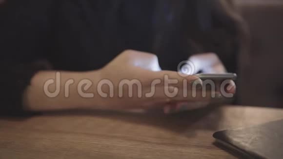 互联网通信和技术概念咖啡馆里带手机的妇女视频的预览图