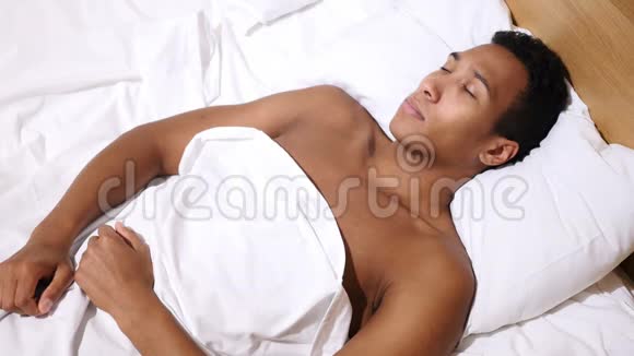 非洲男人早晨从睡眠中醒来身体伸展视频的预览图