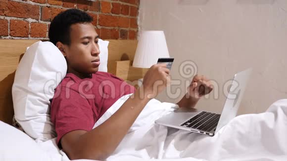 在线支付失败尿床的非洲男人试图在网上购物视频的预览图