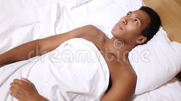 在床上放松的非洲男人思维的最高境界视频的预览图