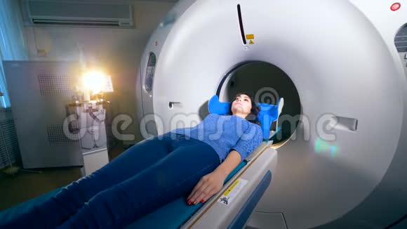 一位女性病人躺在CT机器床上视频的预览图