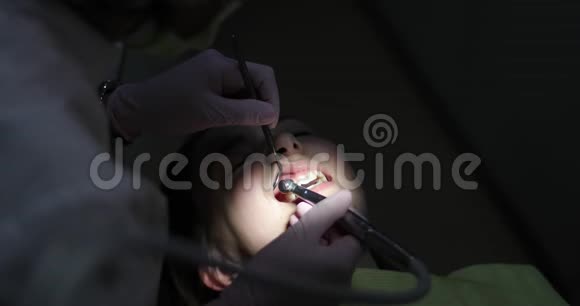 勇敢的年轻女孩在牙医接待处视频的预览图