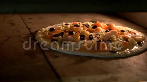 烤箱里有海鲜披萨视频的预览图