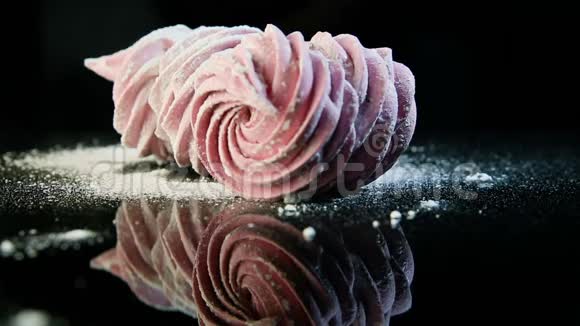 两个旋转的粉红色棉花糖提供黑色背景视频的预览图