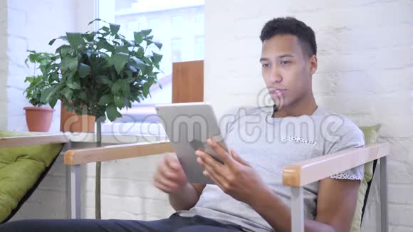 非洲男人设计师用平板电脑作弊成功视频的预览图