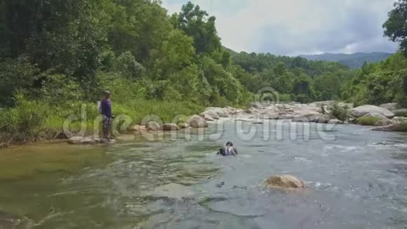 Flycam观景渔人游河网对抗热带病视频的预览图