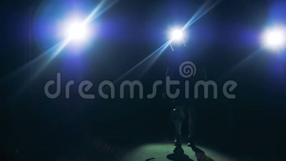 足球足球足球运动员剪影职业足球运动员在黑暗中与球一起练习视频的预览图