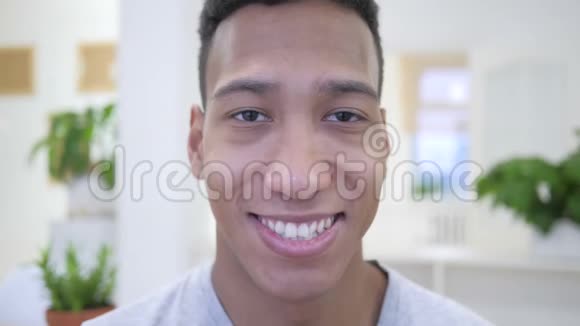 微笑非洲年轻人的肖像Ofice视频的预览图