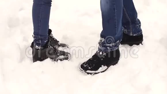 在公园的雪地里一对恩爱夫妻的贴身鞋子视频的预览图