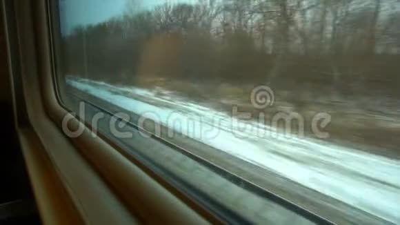 4K点从旅客列车的窗口栏杆在窗外移动视频的预览图