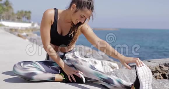 满足妇女享受锻炼在岸上视频的预览图