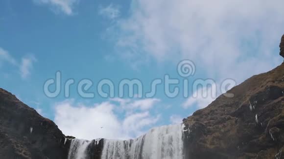冰岛的冬季瀑布视频的预览图