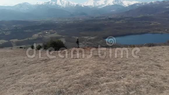 空中旅行女子在山上徒步旅行背包客在户外漫步全景鼓舞人心的旅行和自由无人机飞行虔诚视频的预览图