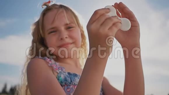一个年轻明亮的女孩在阳光的背景下展示一个旋转器视频的预览图