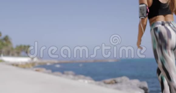 匿名女孩在海滨跑步视频的预览图