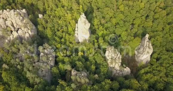 乌克兰喀尔巴阡山脉多夫布什岩石空顶景视频的预览图