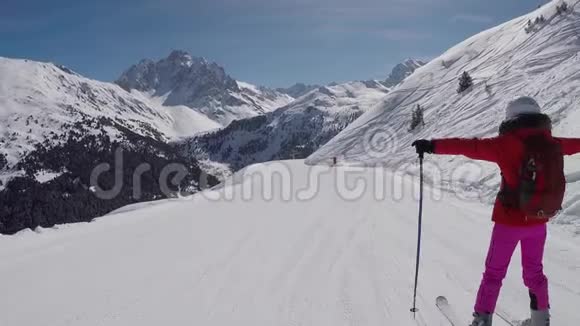 冬季在山坡上快乐滑雪举起双手视频的预览图