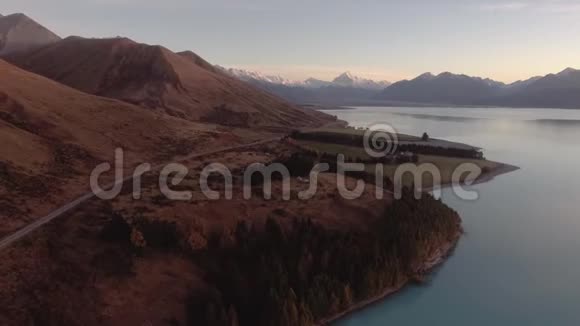 新西兰南岛坎特伯雷高地AorakiCook山和普卡基湖公路空中旅行视频的预览图